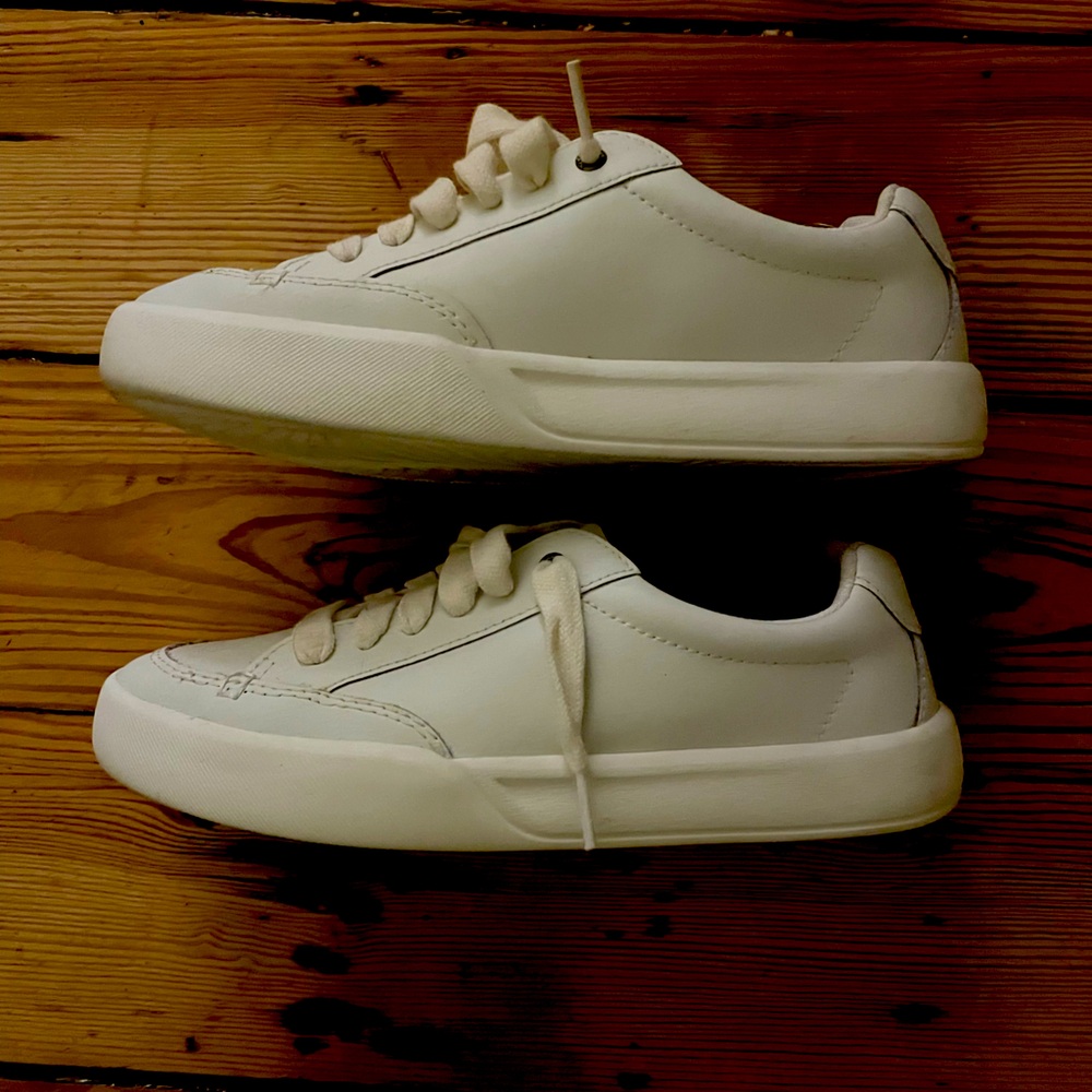 Sperry women’s size 8 shoes. Worn once. There’s a small stain by the laces.